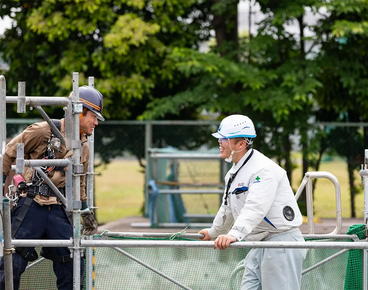 笑顔で話す二人の男性 土木現場 写真