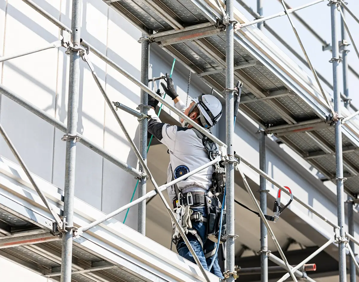 作業をする男性 建築現場 写真